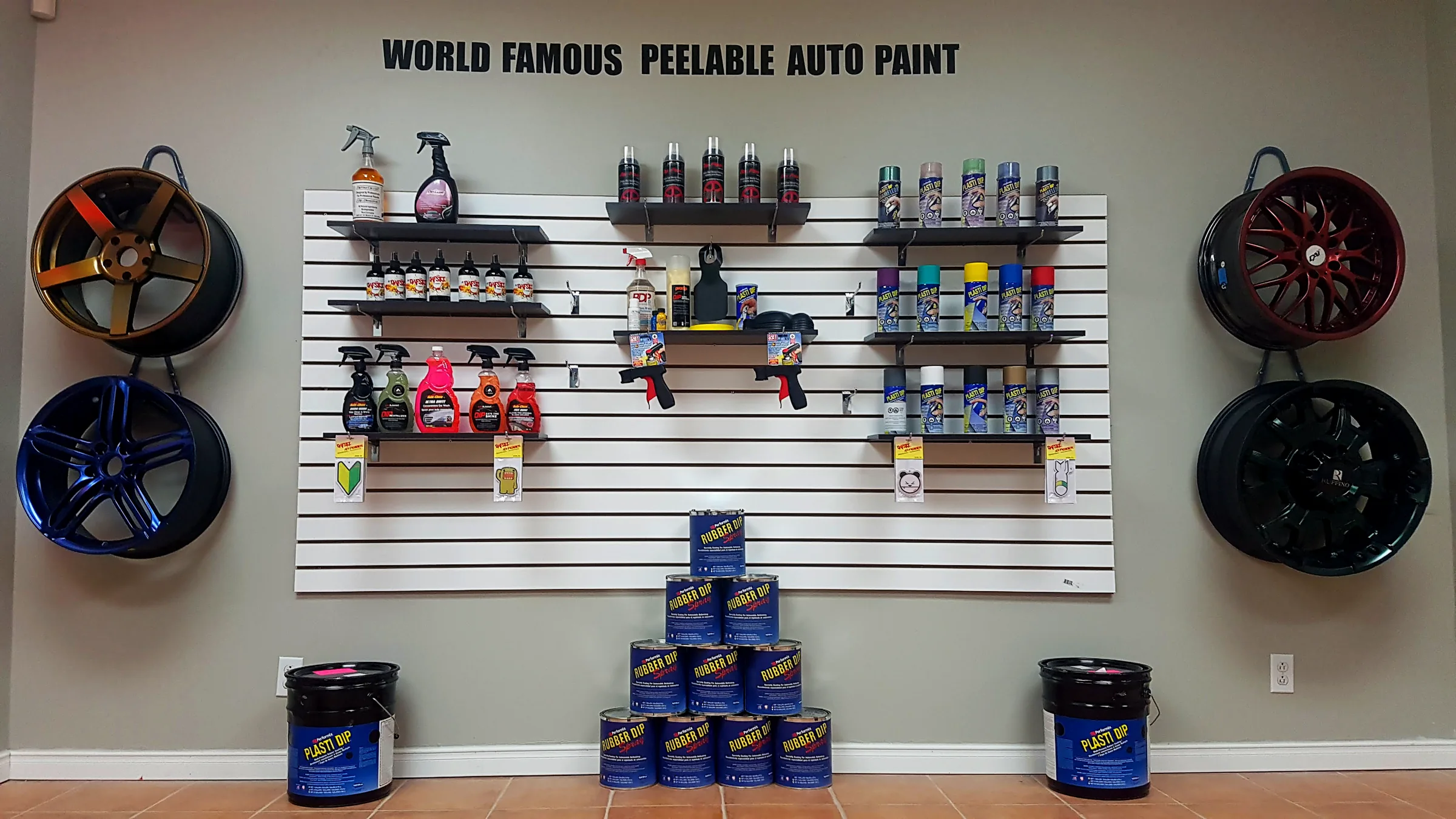 Mur de produits Plasti Dip à l'atelier Xtreme Dip