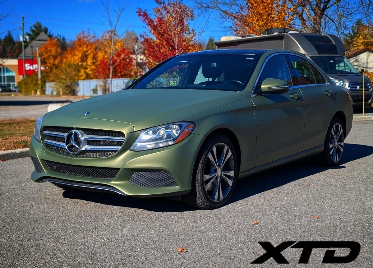 Mercedes C300 après Plasti Dip Green Army